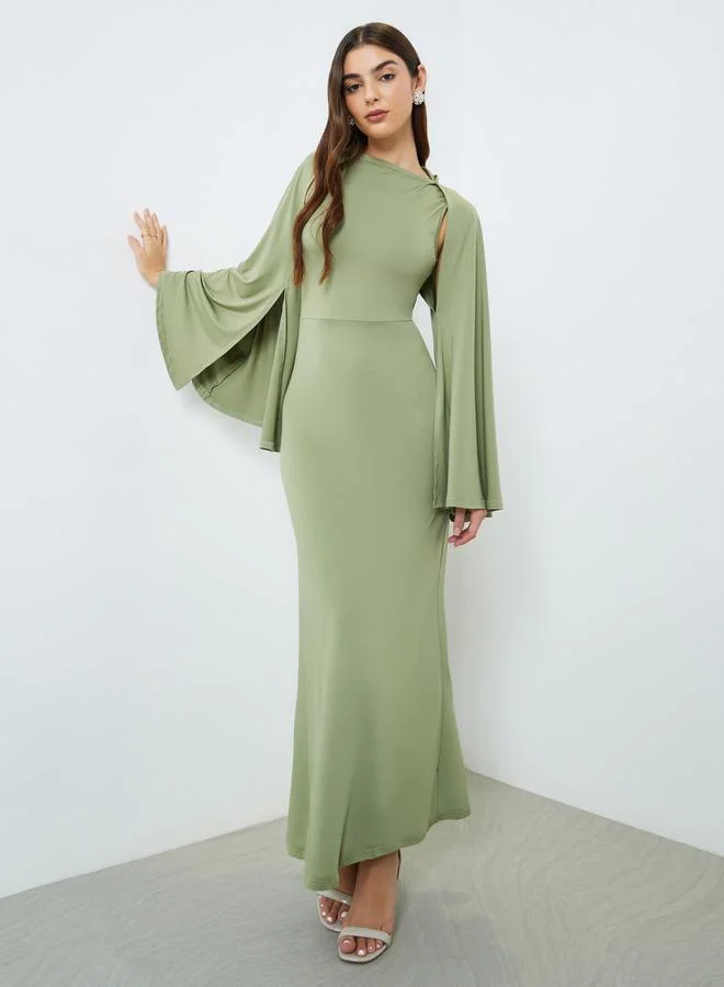 ستايلي فستان طويل ضيق بأكمام كيب